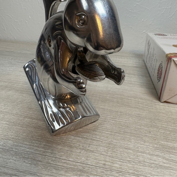 Norpro Davey Crackit The Squirrel Nutcracker Heavy Duty Cast Aluminum With Box - Picture 7 of 8